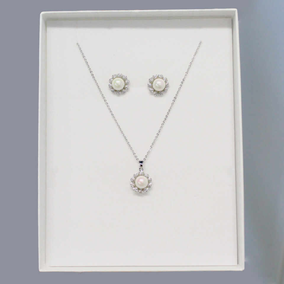 Set accesorii Flower Pearl, din inox, cu cercei, lantic si pandantiv, stilizat cu perle si cristale, in cutie cadou, Argintiu