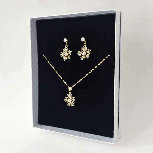 Set accesorii Feeling, din inox, cu cercei forma floare, lantisor si pandativ cu cristale si perle, in cutie eleganta, Auriu