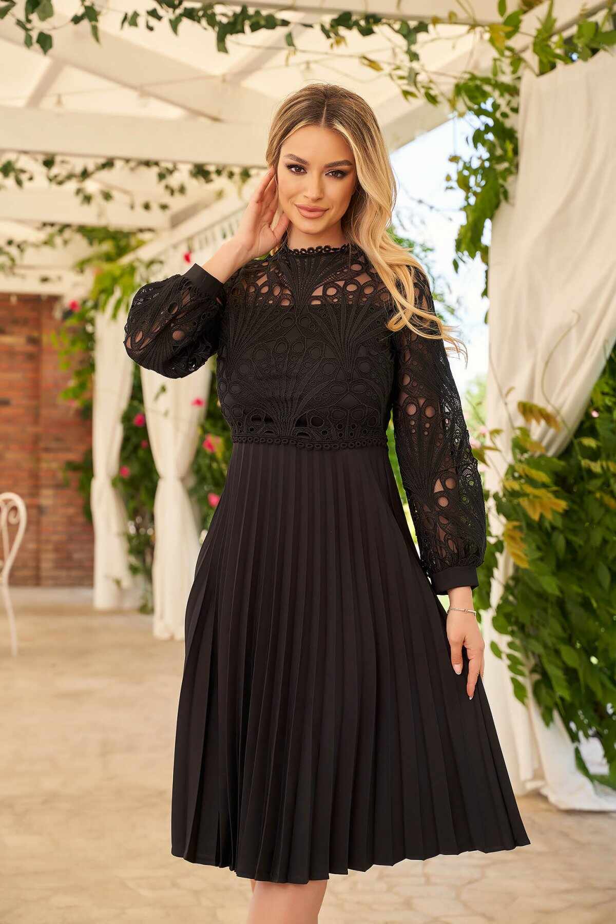 Rochie eleganta plisata neagra midi in clos din stofa elastica si dantela
