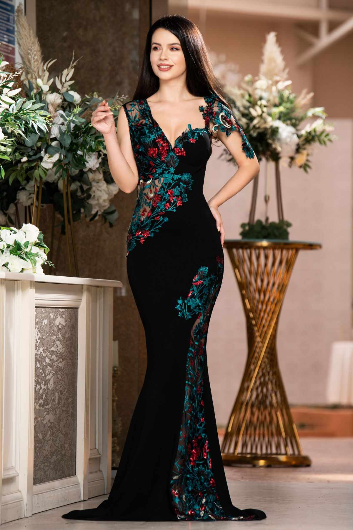 Rochie eleganta Lizette neagra cu broderie si flori rosii din paiete